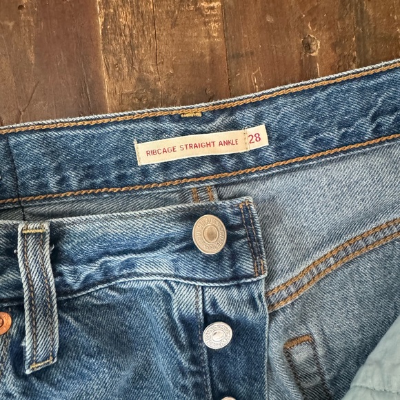 Levi’s Ribcage Ripped Ankle Straight Leg Jeans - Picture 7 of 11